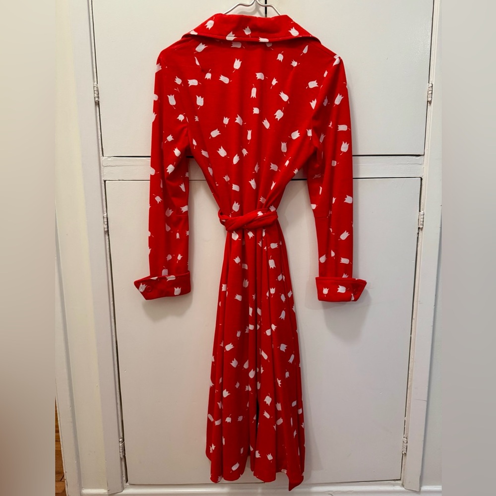 Diane Von Furstenberg Red Long Sleeve Wrap Dress with White Tulip Print - Picture 4 of 4
